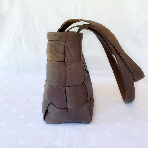 Harvey’s Seatbelt Shoulder Bag - Picture 2 of 8